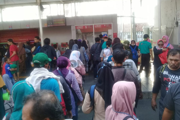 Antrean Panjang, Penumpang...