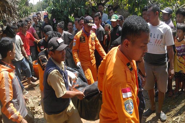 Terpeleset saat Menimba...