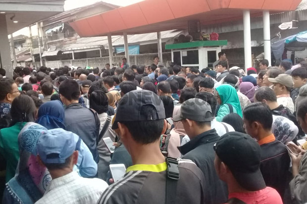 Antrean Panjang, Petugas...