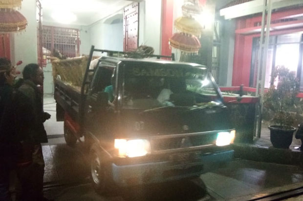 Petugas Bongkar Saung...