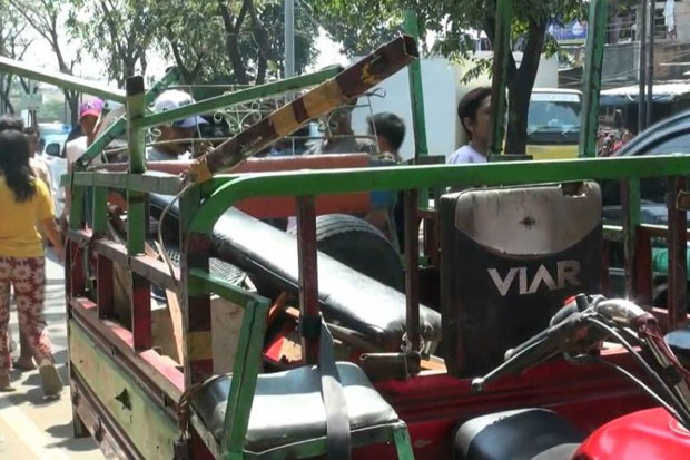 Truk Kontainer Tabrak...