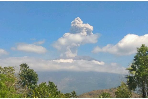 Gunung Agung Meletus,...