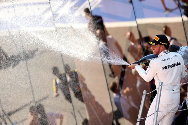Hamilton Sambut Tekanan...