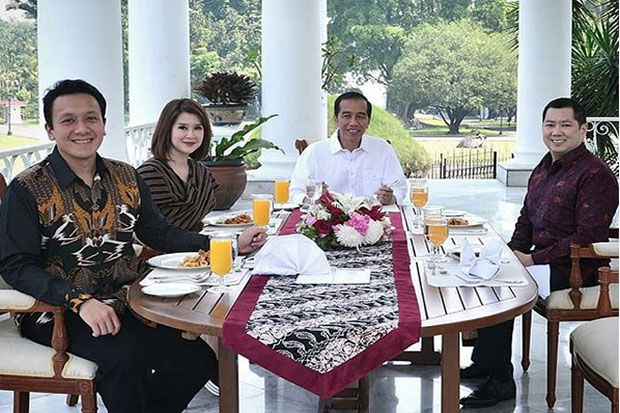Jokowi Ajak Santap Siang...