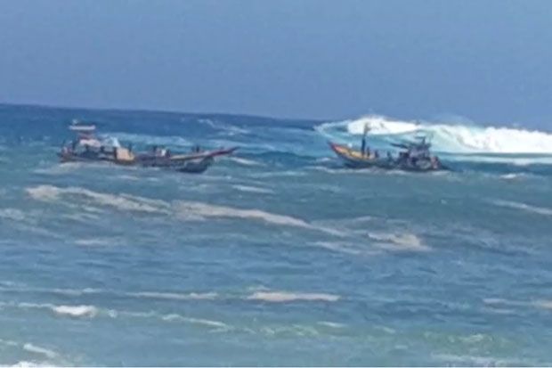 2 Perahu Nelayan di...