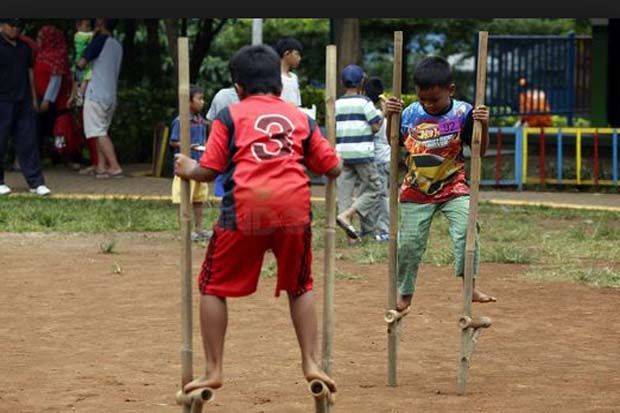 Bersosialisasi dengan...