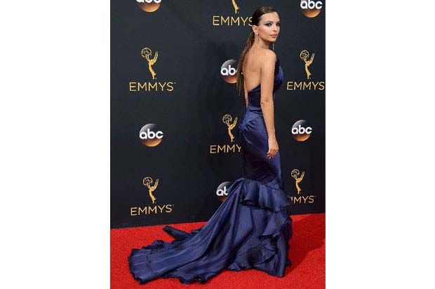Emily Ratajkowski yang...