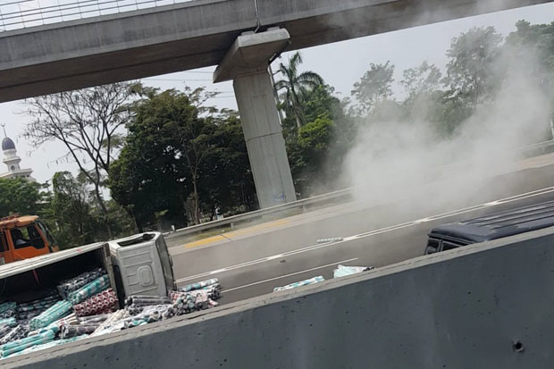 Truk Pengangkut Karpet...