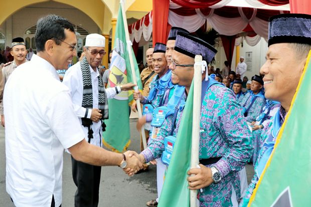 Bupati JR Saragih Lepas...