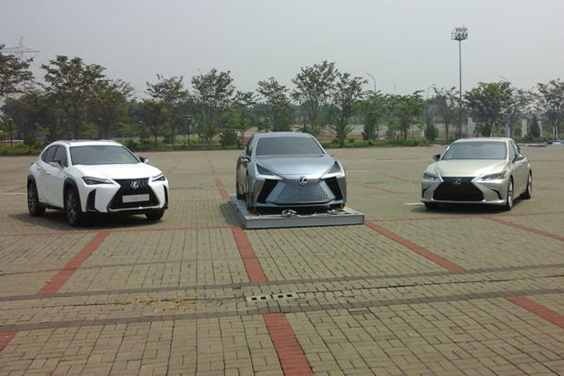 Barisan Mobil Mewah,...