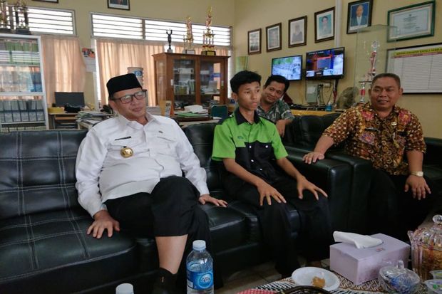 Gubernur Banten Beri...
