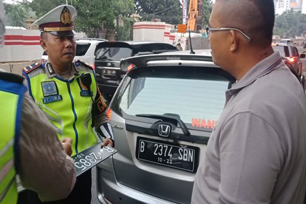 Tertangkap Gunakan Pelat...