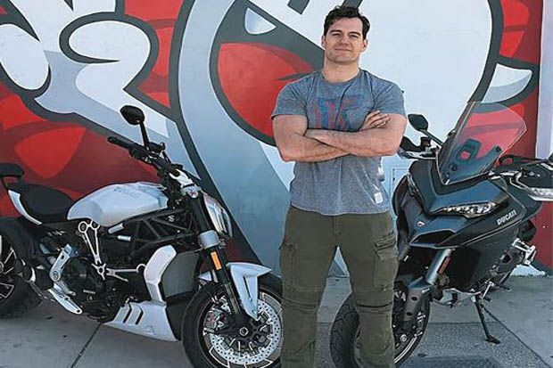 Henry Cavill Buat SIM...