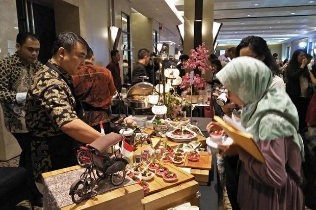 Selama Agustus, Plaza...