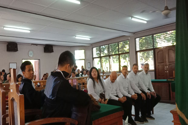 Aniaya Rekan Satu Negara,...