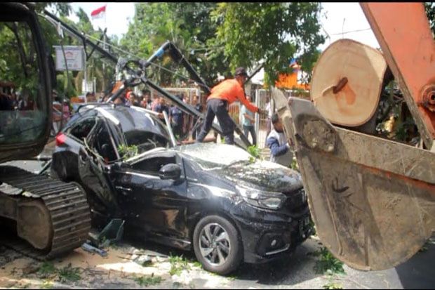 Mobil dan Motor Ringsek...