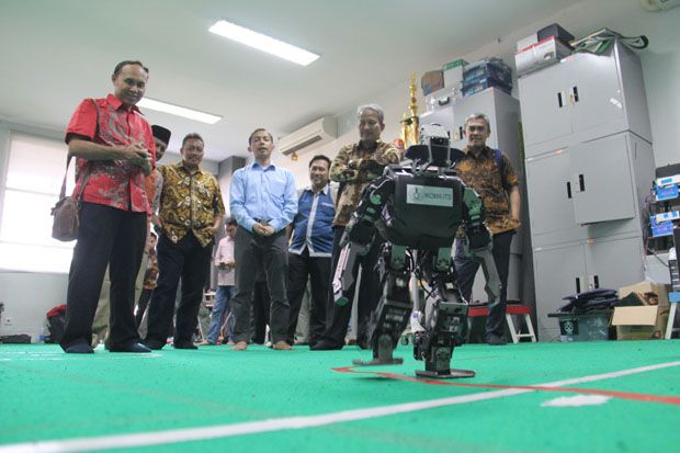 Robot Sepakbola ITS...