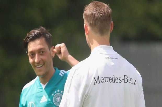 Neuer Akhirnya Buka...