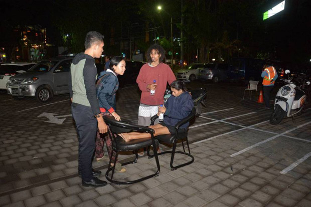 Khawatir Gempa Susulan,...