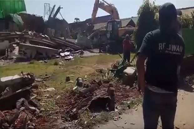 Tim SAR Evakuasi Korban...