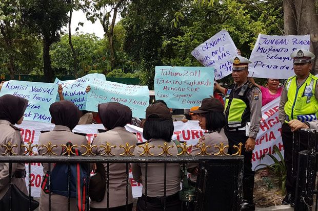 Demo PN Medan, Ratusan...