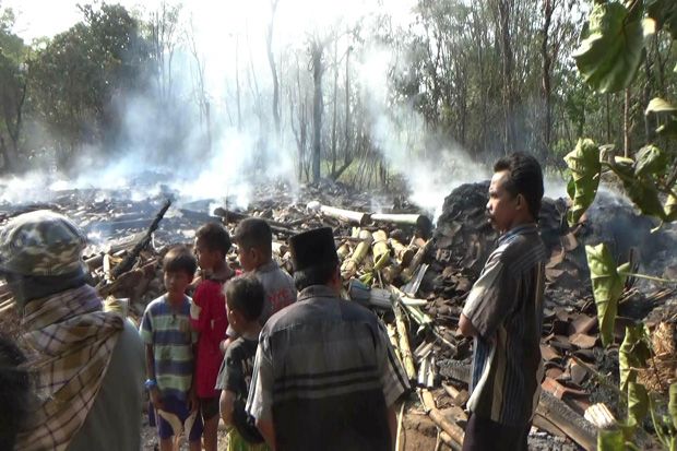 Tiga Rumah Ludes Terbakar,...