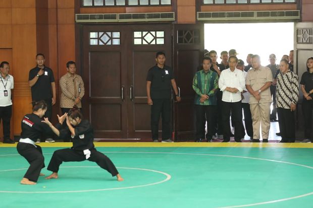 Lihat Pesilat Berlatih,...