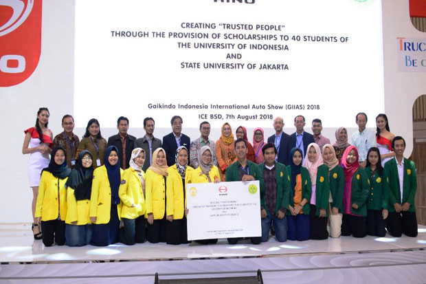 Hino CSR Beri Beasiswa...