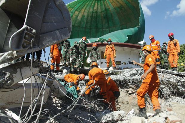 Satgas TNI Bantu Evakuasi...