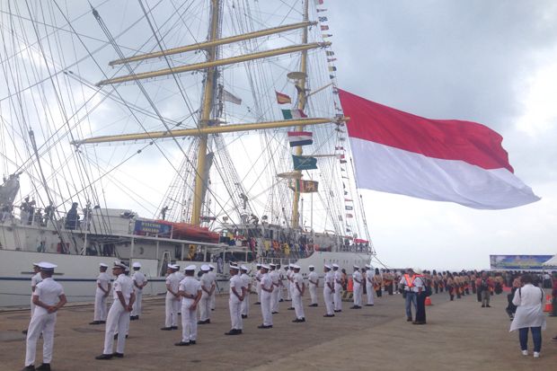 KRI Bima Suci 945 Bersandar...