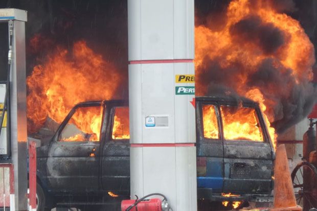 Mobil Terbakar saat...