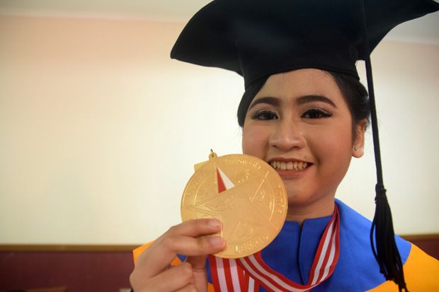 Lulusan Termuda Undip,...