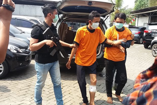 Silet Wajah Polisi,...