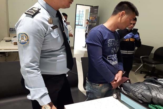 Gunakan Paspor Palsu,...