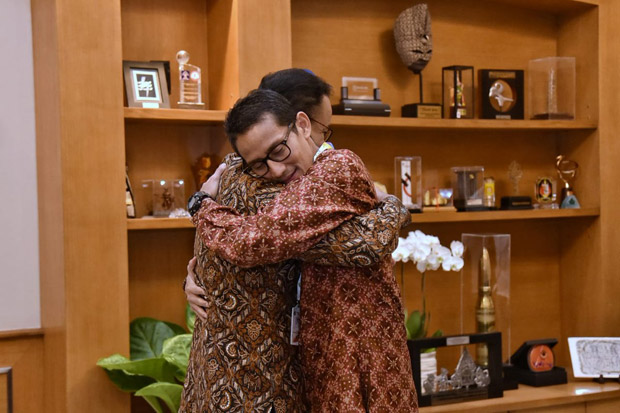 Unggah Foto, Anies:...