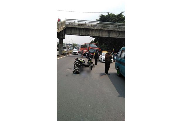 Mendadak Jatuh, Pemotor...