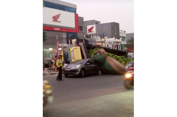 Terguling, Truk Bermuatan...