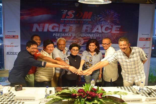 Night Race Pertama di...
