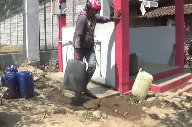 Sumur Kering, Warga...