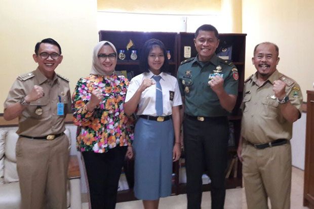 Dua Siswi Asal Kota...