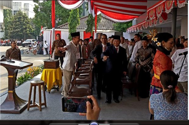 Upacara di UBK, Prabowo-Sandi...