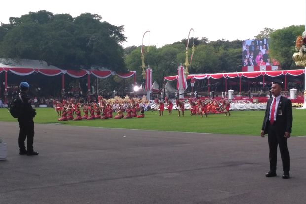 Mengenakan Pakaian Adat,...
