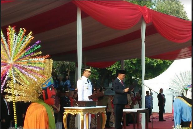 Pimpin Upacara di Lapangan...