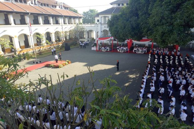 Wisatawan Ikuti Upacara...