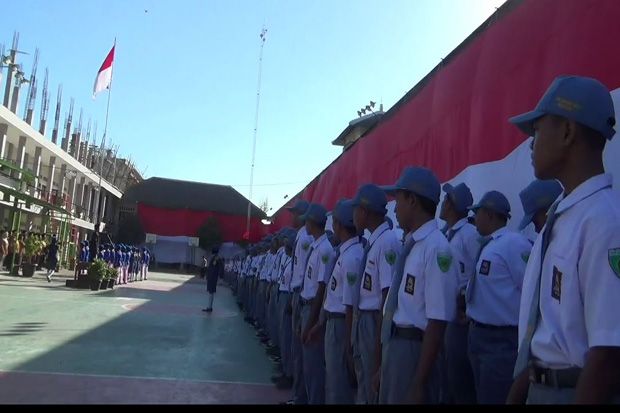 Ribuan Siswa Kibarkan...
