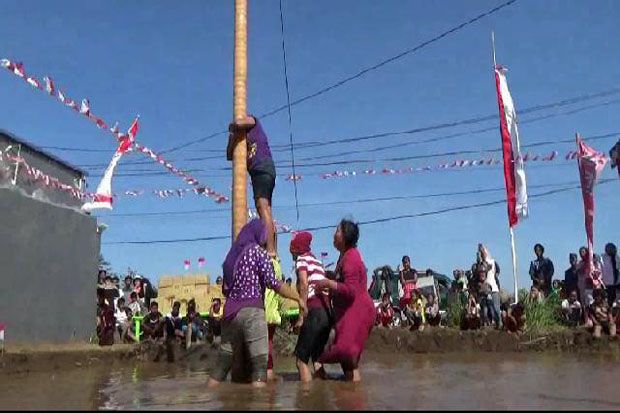 Keseruan Lomba Panjat...