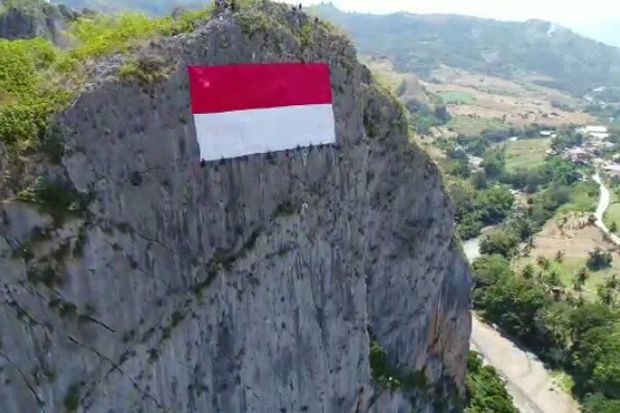Kibarkan Merah Putih,...