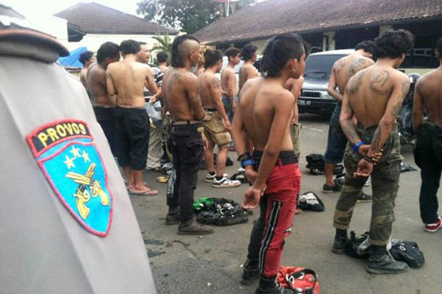 Habisi Puluhan Bandit...