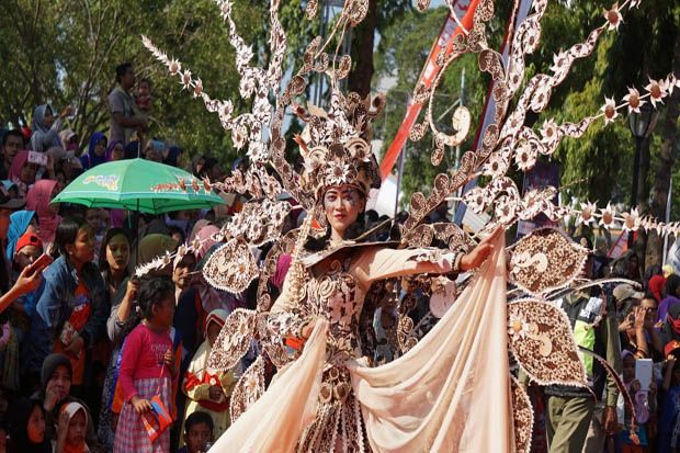 Karnaval Batik Meriahkan...
