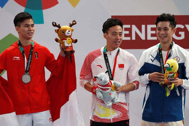 China Rebut Emas Pertama,...